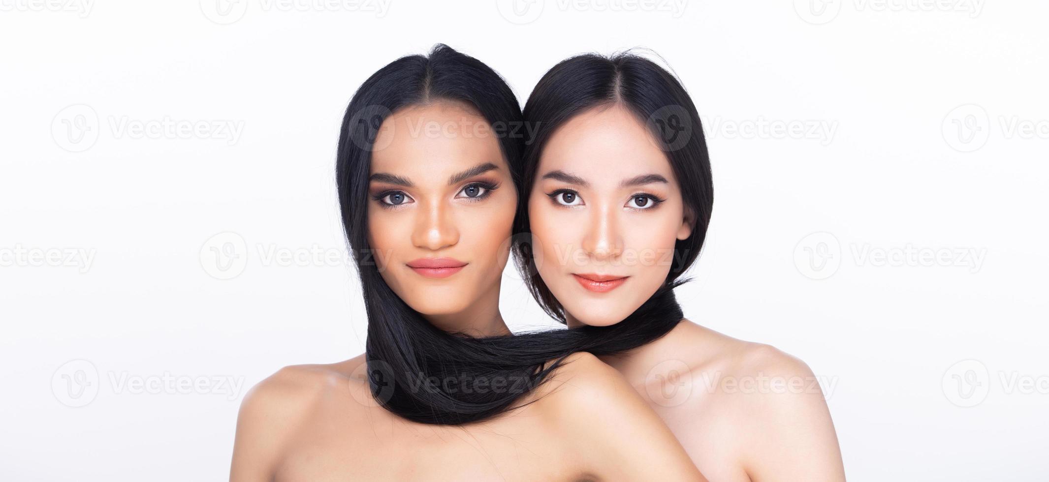 duas 2 mulheres bonitas de pele fresca abrem o ombro com maquiagem de  aparência limpa e longos cabelos pretos. retrato de meninas em moda natural  atraente rosto expressa sorriso de sensação, fundo